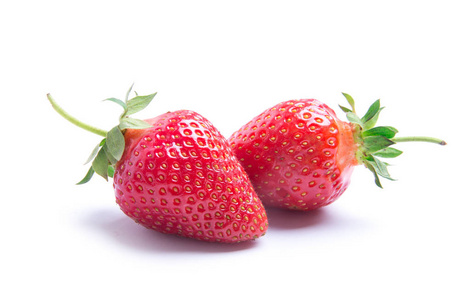 白色背景上分离的草莓。 裁剪路径