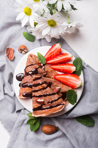 用巧克力烹制的传统法式薄饼。以薄荷和草莓装饰