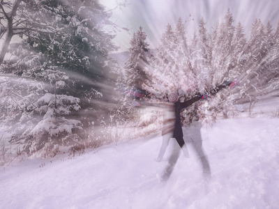 降雪。雪中的树。冬天的天空。美丽的景色。愉快的孩子