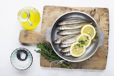 用盐和柠檬煮熟或沙丁鱼小海鱼, 用于烹饪健康食品。顶视图