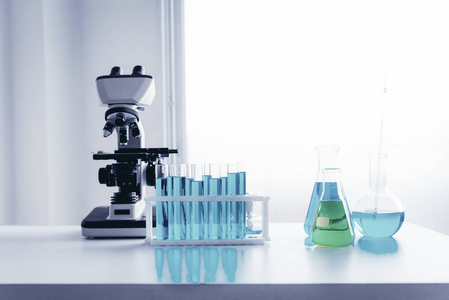 科学家研究实验室设备工具在实验室的房间安全。显微镜和测试烧杯在桌面上。生物技术技术，科学，化学。商业科学和医学。
