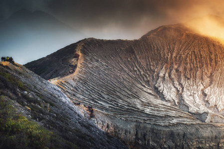 日出时KawahIjen火山口印度尼西亚的景观，自然Ijen火山口的美丽场景，印度尼西亚旅游目的地的旅程，冒险户外活动。