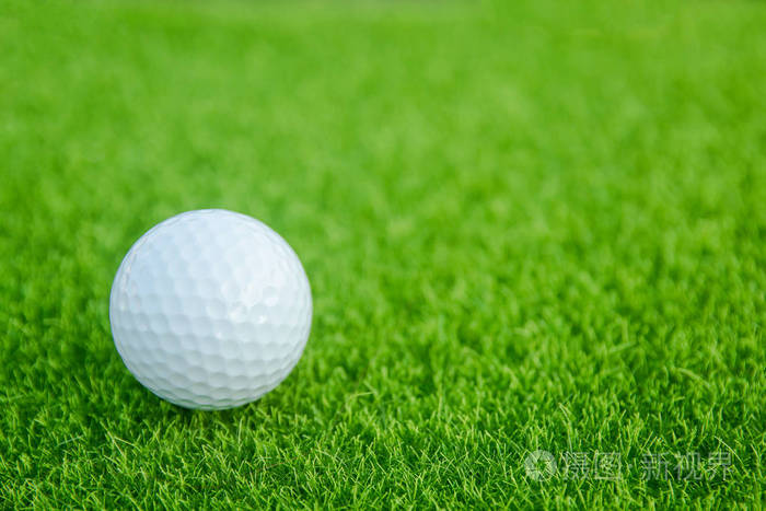 草地上的高尔夫球准备在高尔夫球场上打球。副本空间