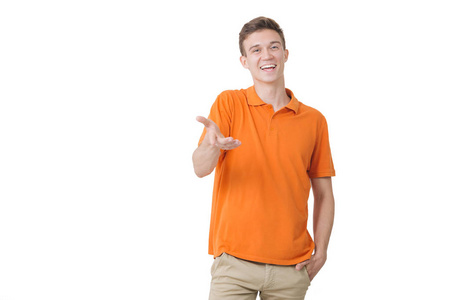 友好的外观欧洲的家伙穿着橙色衬衫微笑站在白色的背景