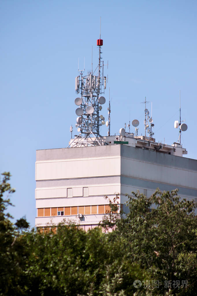 电信基站在建筑物屋顶上的网络中继器.