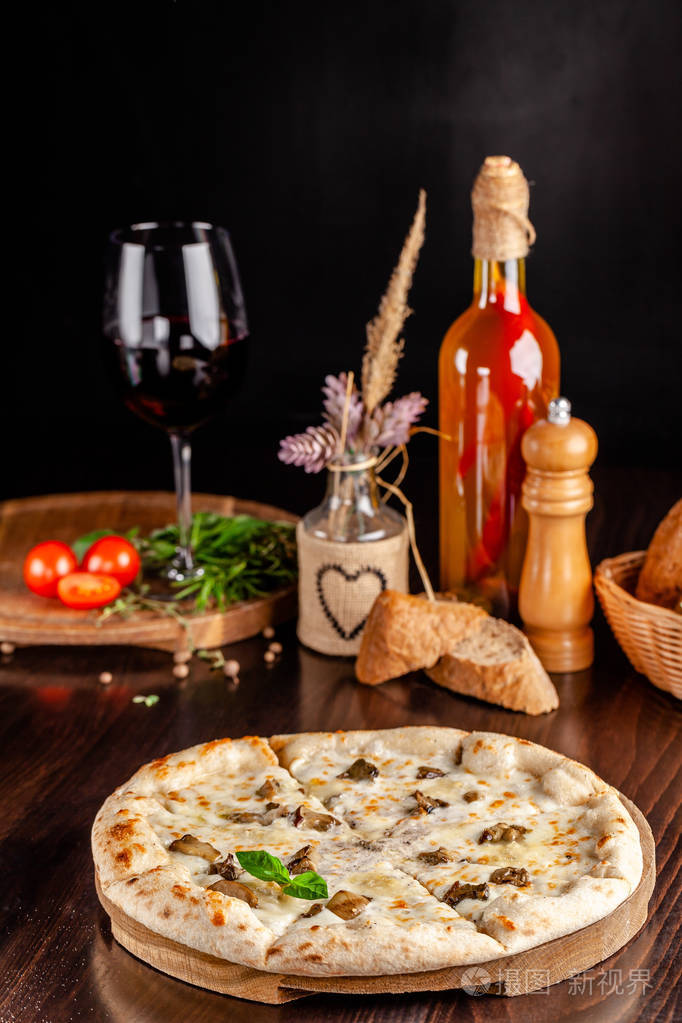 意大利菜的概念. 薄奶酪比萨饼与蘑菇与大面半面粉.