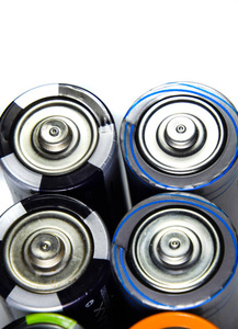 盐和碱性电池是便携式技术的能源。 AAA和AA电池