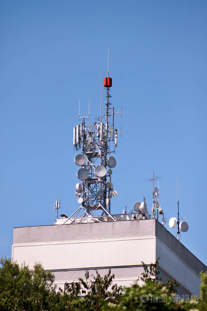城市建筑屋顶上的蜂窝通信天线. 手机电信塔. 建筑物顶部的天线.