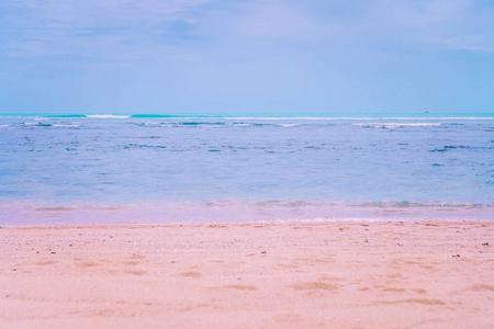 夏季模糊海滩，阳光和波克抽象背景。