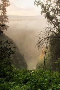 晨雾升起在河峡谷上。 景观景观