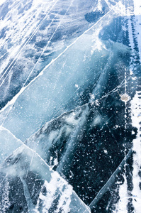 贝加尔湖冰世界上体积最深最大的淡水湖，位于俄罗斯西伯利亚南部