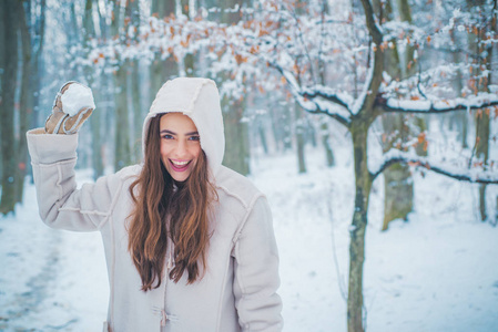 雪园中年轻美丽的黑发女人的冬季画像 雪中的人 妇女冬天画像相似素材图片 摄图新视界