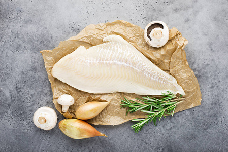 野生北方的白色鳕鱼鱼片与香菜洋葱, 橄榄油, 百里香, 迷迭香, 香槟为整个家庭烹饪健康的饭菜。顶视图