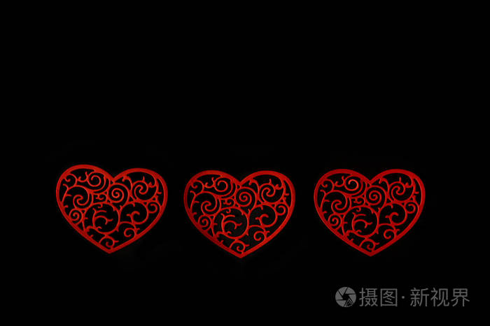 黑色背景上带有花饰的红色心