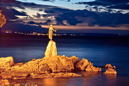 欧帕蒂亚湾雕像在日落观景女士与海鸥克瓦尔纳地区的克罗地亚