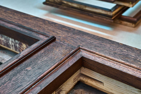 木门制造工艺。 门框漆成深色。 木工和木工生产。 家具制造。 近点