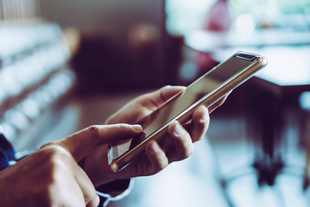 智能手机市场的概念女人在咖啡馆背景下使用智能手机.