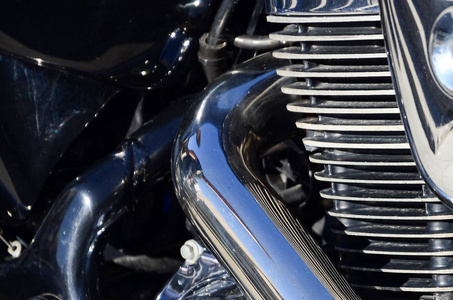 经典镀铬车徽旧的经典摩托车镀铬发亮的车身部分的特写片段照片