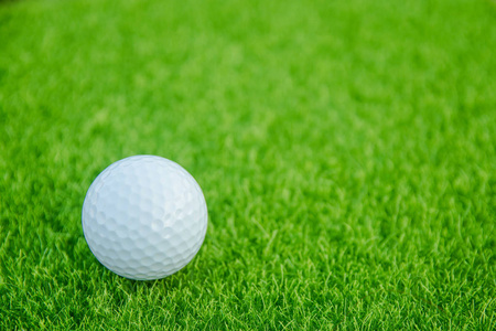 草地上的高尔夫球准备在高尔夫球场上打球。 副本空间