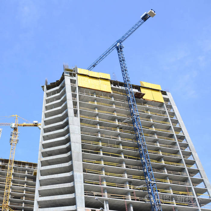 正在建造的高层多层建筑. 建筑物附近的塔式起重机