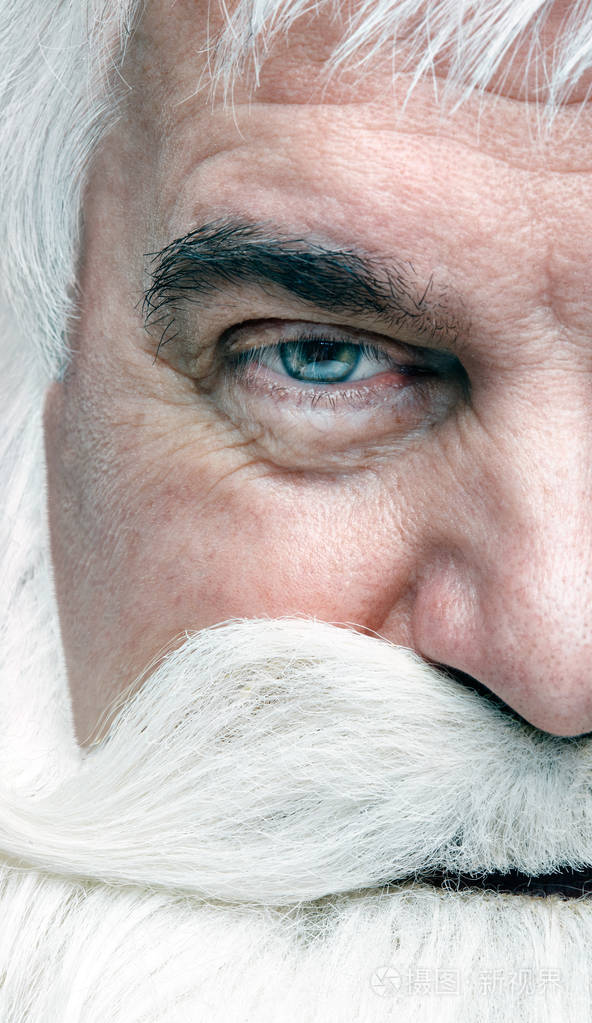 靠近圣诞老人的脸. 白发老人,留着白胡子,胡子在镜头里看.