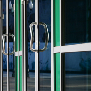 办公大楼外的镀铬门把手和现代铝门玻璃