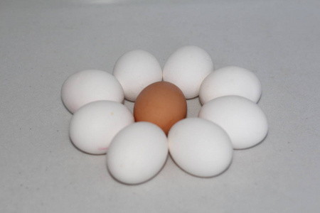 鸡蛋在桌子上。 这幅画适合复活节。 复活节彩蛋。 新鲜煮熟的彩色鸡蛋。