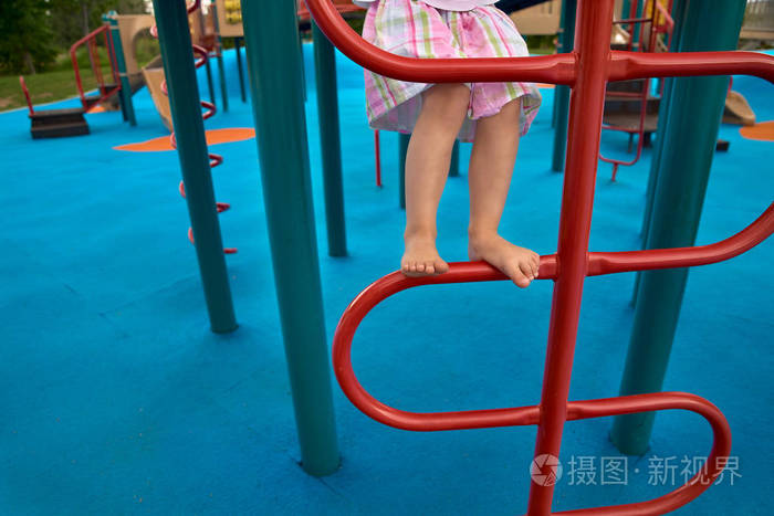 孩子们赤脚在有障碍物的操场上脚.小女孩腿在楼梯上