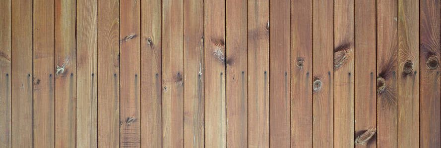关闭棕色木栅栏板。 许多垂直的木制木板作为全墙