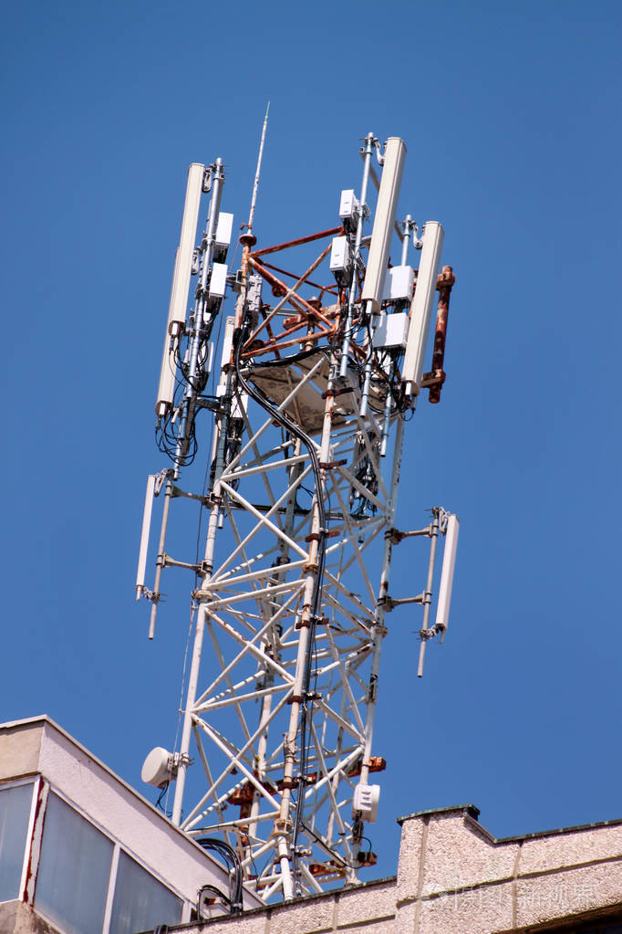 城市建筑屋顶上的蜂窝通信天线. 手机电信塔. 建筑物顶部的天线.