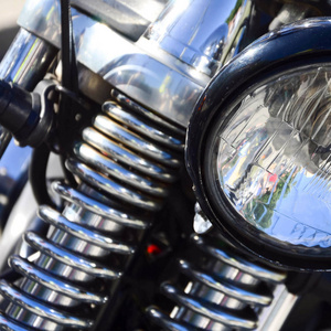 旧的经典摩托车镀铬闪亮灯的特写片段