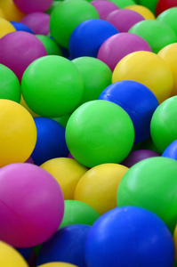 游戏室游泳池里的彩色塑料球。 游泳池好玩，跳彩色塑料球