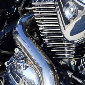 旧的经典摩托车镀铬发亮的车身部分的特写片段