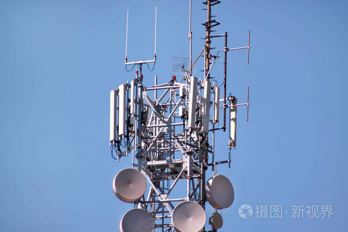 塔式无线通信天线发射机和中继器.带有天线的电信塔.手机通讯塔