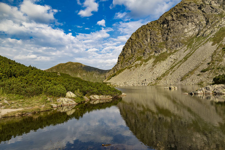 夏天的山景。 罗哈斯山湖。 斯洛伐克纹身国家公园。 美丽的斯洛伐克自然。 旅游目的地旅游景点