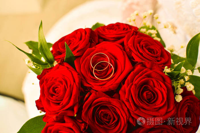 红玫瑰上的结婚戒指结婚花束