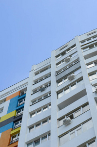 新的Multy层住宅楼和蓝天。有许多窗户和空调风扇的住宅