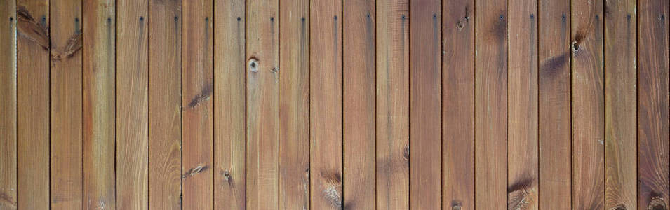 关闭棕色木栅栏板。许多垂直的木板，如全墙