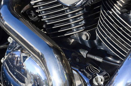 旧的经典摩托车车身部分镀铬发亮的碎片