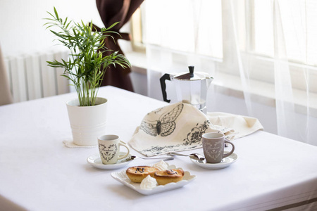 意大利早餐咖啡牛角面包桌子上的小面包厨房里的白色背景