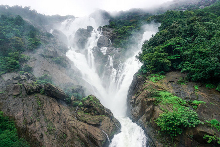 野生丛林中巨大的瀑布Dudsagar。印度卡纳塔克邦
