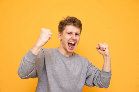 快乐的人很高兴被孤立在黄色的背景上.照片
