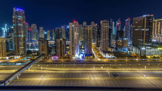 梦幻般的屋顶天际线迪拜码头一整晚。 一座大城市照亮的摩天大楼关闭了阿拉伯联合酋长国。 来自JLT的鸟瞰图