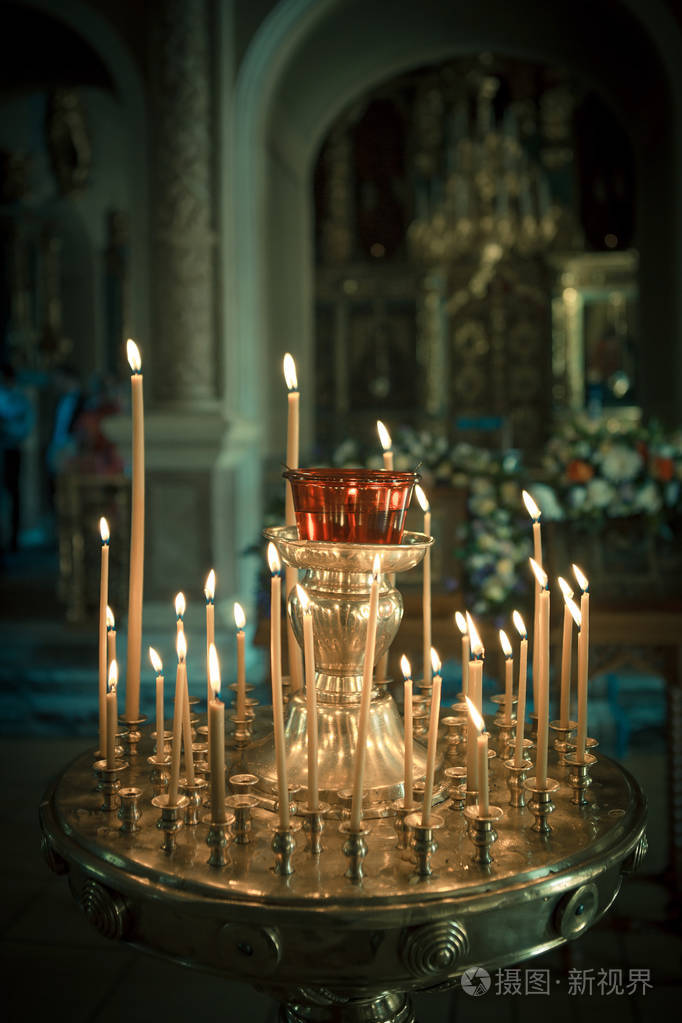教堂. 教堂里点燃的蜡烛,为维护灵魂的健康而关闭祈祷