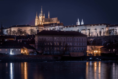 捷克首都布拉格和弗拉塔瓦布拉格河城堡夜间景观摄影