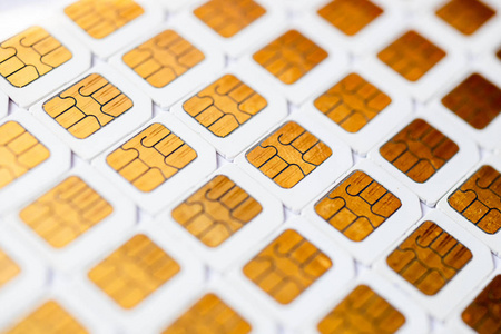 许多微型SIM3G移动在白色背景上。