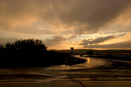 日落后多云的天空雨过潮湿的乡村道路