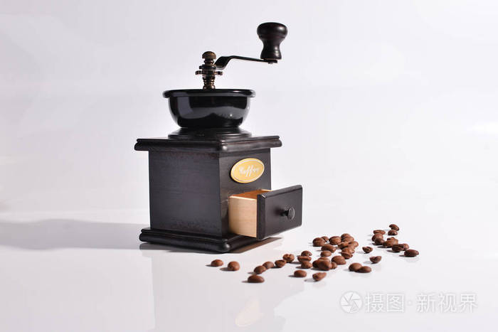 老式咖啡磨隔离白色背景