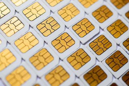 许多微型SIM3G移动在白色背景上。