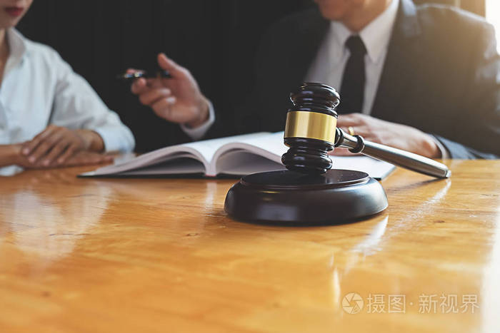 法官与司法律师在律师事务所背景下举行团队会议 法律和法律服务的概念 照片 正版商用图片18hez7 摄图新视界 法官与司法律师在律师事务所背景下举行团队会议 法律和法律服务的概念 照片 正版商用图片18hez7 摄图新视界
